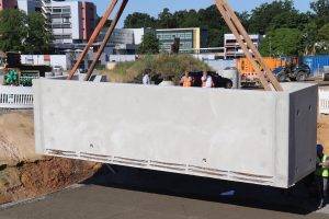 Einsetzen des Sonderbauwerks am 05.07.2022 am Baugebiet "Südlich der Adolf-Reichwein-Straße"