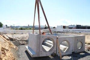 Einsetzen des Sonderbauwerks am 05.07.2022 am Baugebiet "Südlich der Adolf-Reichwein-Straße"