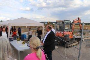 Großer Spatenstich am Baugebiet "Südlich der Adolf-Reichwein-Straße" mit Bürgermeister Klaus Schejna, Johannes Puls (Bauleiter) und ZSE