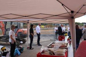 Großer Spatenstich am Baugebiet "Südlich der Adolf-Reichwein-Straße" mit Bürgermeister Klaus Schejna, Johannes Puls (Bauleiter) und Evelyn Schade (ZSE)