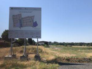 Baustellenschild, "Südlich der Adolf-Reichwein-Straße" , Sommer 2023